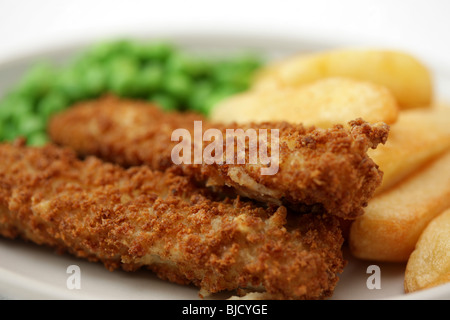 Frittierte Fischstäbchen mit Chunky Kartoffelchips und Erbsen auf Teller serviert Stockfoto