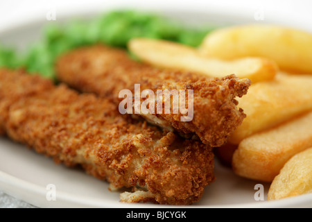 Frittierte Fischstäbchen mit Chunky Kartoffelchips und Erbsen auf Teller serviert Stockfoto