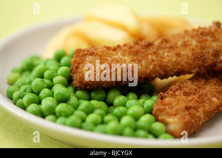 Frittierte Fischstäbchen mit Chunky Kartoffelchips und Erbsen auf Teller serviert Stockfoto