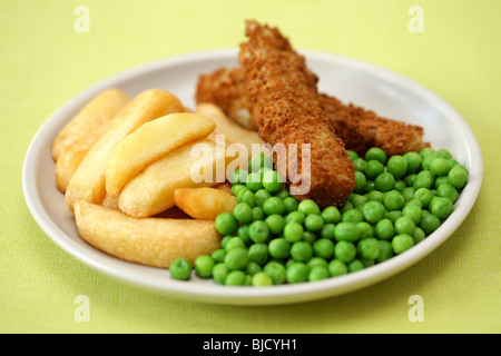 Frittierte Fischstäbchen mit Chunky Kartoffelchips und Erbsen auf Teller serviert Stockfoto