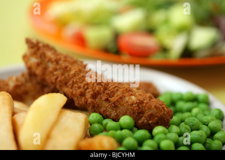 Frittierte Fischstäbchen mit Chunky Kartoffelchips und Erbsen auf Teller serviert Stockfoto