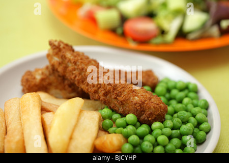 Frittierte Fischstäbchen mit Chunky Kartoffelchips und Erbsen auf Teller serviert Stockfoto