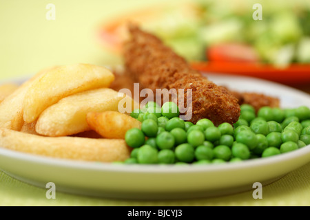 Frittierte Fischstäbchen mit Chunky Kartoffelchips und Erbsen auf Teller serviert Stockfoto