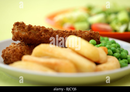 Frittierte Fischstäbchen mit Chunky Kartoffelchips und Erbsen auf Teller serviert Stockfoto