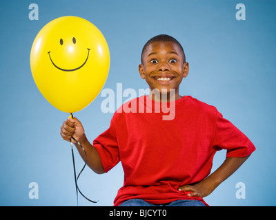 Kind hält einen Ballon. Stockfoto