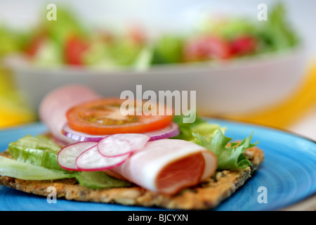 Frisch geschnittenen gekochten Schinken auf einem knusprigen gesäte Vollkorn Knäckebrot Cracker mit Keine Personen Stockfoto