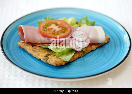 Frisch geschnittenen gekochten Schinken auf einem knusprigen gesäte Vollkorn Knäckebrot Cracker mit Keine Personen Stockfoto