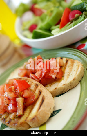 Frisch geschnittenen italienischen oder Mediterranen Stil reife Tomaten auf geröstetem Bruschetta mit Olivenöl mit Keine Personen Stockfoto