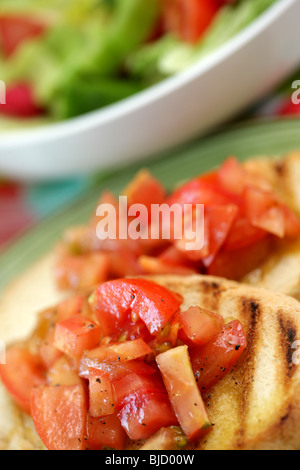 Frisch geschnittenen italienischen oder Mediterranen Stil reife Tomaten auf geröstetem Bruschetta mit Olivenöl mit Keine Personen Stockfoto