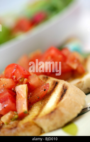 Frisch geschnittenen italienischen oder Mediterranen Stil reife Tomaten auf geröstetem Bruschetta mit Olivenöl mit Keine Personen Stockfoto