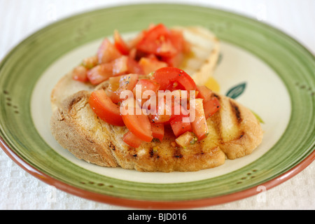 Frisch geschnittenen italienischen oder Mediterranen Stil reife Tomaten auf geröstetem Bruschetta mit Olivenöl mit Keine Personen Stockfoto