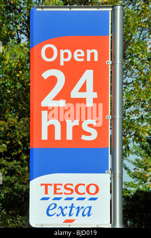 Tesco Extra Supermarkt Shop rund um die Uhr Zeichen Stockfoto