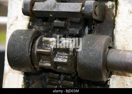 Nahaufnahme von der Mechanismus zum Öffnen der Schleusen auf eine Kanalschleuse Stockfoto