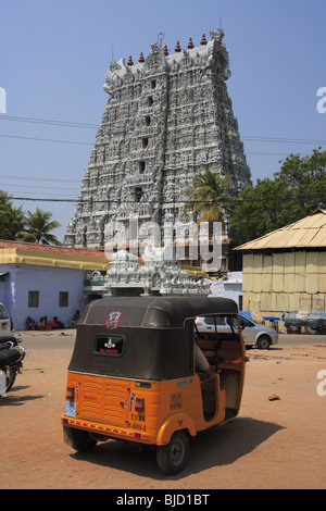 Auto-Rikscha im Tempel Phanumalayan; Suchindram; Dist Kanyakumari; Tamil Nadu; Indien Stockfoto