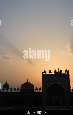 Sonnenuntergang am Jami Masjid in Fatehpur Sikri während der zweiten Hälfte des 16. Jahrhunderts aus rotem Sandstein gebaut; Agra; Uttar Pradesh; Indien Stockfoto