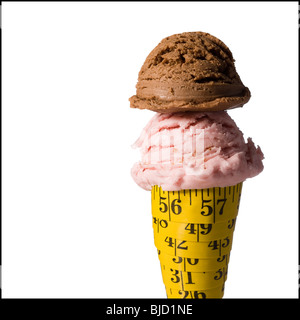 Eiscreme-Kegel aus Maßband mit 2 Kugeln Eis gemacht. Stockfoto