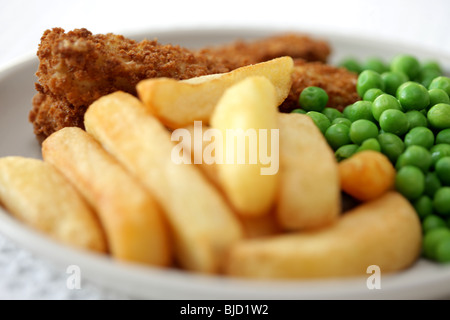 Fischstäbchen-Chips und Erbsen Stockfoto