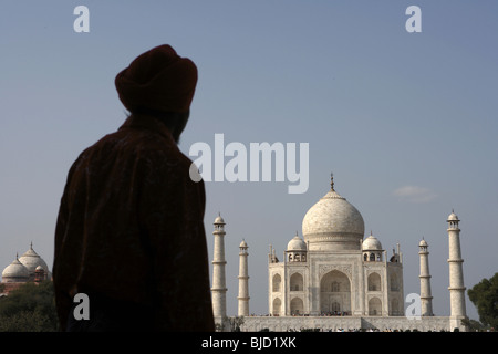 Sikh Mann Anzeige am Taj Mahal siebte Wunder der Welt am südlichen Ufer des Yamuna-Flusses; Agra; Uttar Pradesh; Indien Stockfoto