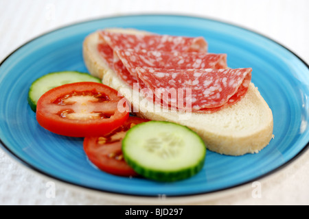 Milano Salami auf Bruschetta Stockfoto