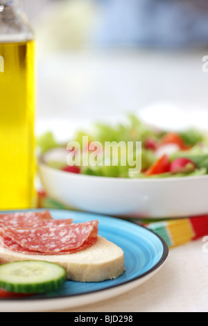 Milano Salami auf Bruschetta und Salat Stockfoto