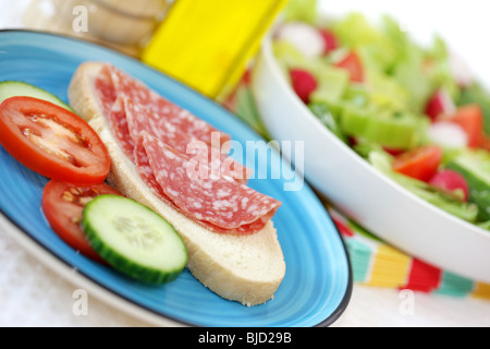 Milano Salami auf Bruschetta und Salat Stockfoto