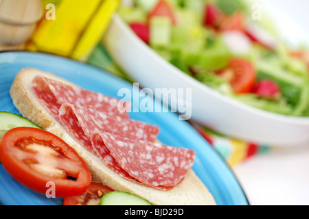 Milano Salami auf Bruschetta und Salat Stockfoto