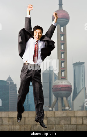 Mann springt in die Luft. Stockfoto