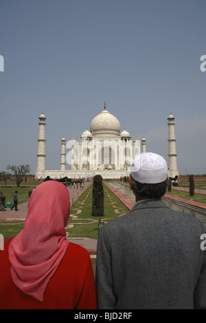 Kashmiri paar Anzeigen im Taj Mahal siebte Wunder der Welt am südlichen Ufer des Yamuna-Flusses; Agra; Uttar Pradesh; Indien Stockfoto