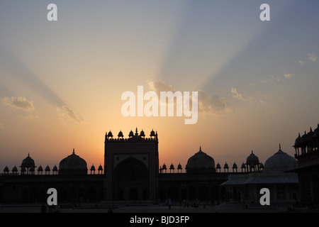 Sonnenuntergang am Jami Masjid in Fatehpur Sikri während der zweiten Hälfte des 16. Jahrhunderts aus rotem Sandstein gebaut; Agra; Uttar Pradesh; Indien Stockfoto