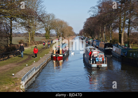 Narrowboat verlassen eine Sperre auf die Trent und Mersey Kanal an Fradley, Staffordshire Stockfoto