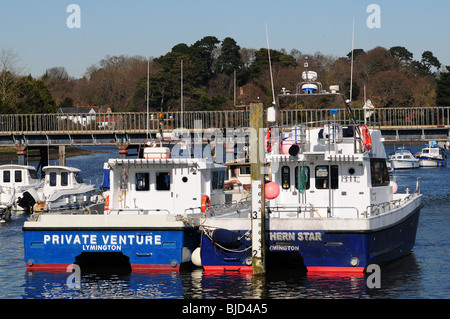 Zwei Fischerboote vor Anker in der Nähe von Lymington Quay, Hampshire, UK Stockfoto