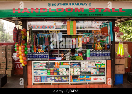 Indien, Kerala, Kochi, Ernakulam Bahnhof Plattform, Handloom Anbieter Stall waren anzeigen Stockfoto