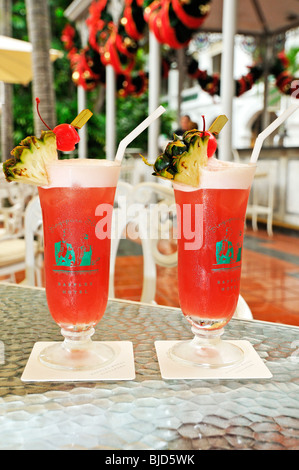 Singapore Sling Cocktail mit Kirsche und Strohhalm an der Theke im Raffles Hotel (Raffles Singapore) Singapur Stockfoto