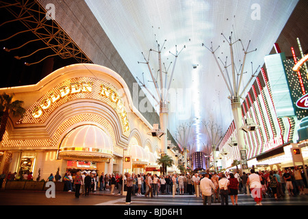 Fremont Street Experience und das Golden Nugget und Binions Casinos mit Lichtern in Las Vegas, Nevada, USA Stockfoto