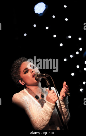 Singer/Songwriter Rox (Roxanne Tataei) auf der Bühne in London, Großbritannien Stockfoto