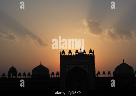 Sonnenuntergang am Jami Masjid in Fatehpur Sikri während der zweiten Hälfte des 16. Jahrhunderts aus rotem Sandstein gebaut; Agra; Uttar Pradesh; Indien Stockfoto