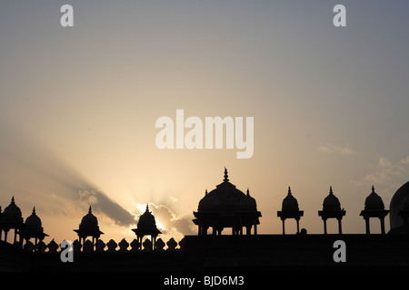 Sonnenuntergang am Jami Masjid in Fatehpur Sikri während der zweiten Hälfte des 16. Jahrhunderts aus rotem Sandstein gebaut; Agra; Uttar Pradesh; Indien Stockfoto