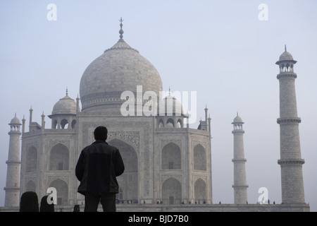 Anzeigen von Taj Mahal siebte Weltwunder der Antike am südlichen Ufer des Flusses Yamuna Mann; Agra; Uttar Pradesh; Indien Stockfoto