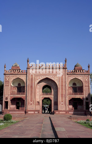 East Gate Haupteingang des Itimad-Ud-Daula Grab Mausoleum aus weißem Marmor von Mughal Kaiser gebaut; Agra; Uttar Pradesh; Indien Stockfoto