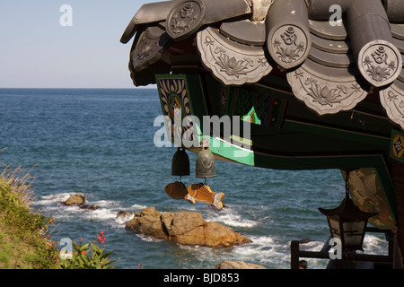 Windspiel auf buddhistischen Tempel Dach, Südkorea Stockfoto