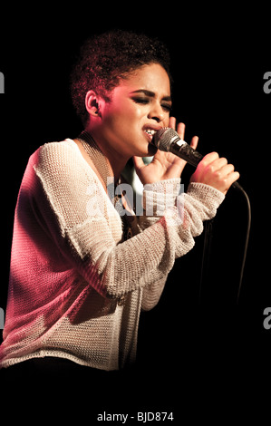 Singer/Songwriter Rox (Roxanne Tataei) auf der Bühne in London, Großbritannien Stockfoto