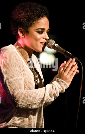 Singer/Songwriter Rox (Roxanne Tataei) auf der Bühne in London, Großbritannien Stockfoto