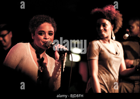 Singer/Songwriter Rox (Roxanne Tataei) auf der Bühne in London, Großbritannien Stockfoto