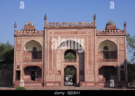 East Gate Haupteingang des Itimad-Ud-Daula Grab Mausoleum aus weißem Marmor von Mughal Kaiser gebaut; Agra; Uttar Pradesh; Indien Stockfoto