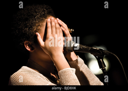 Singer/Songwriter Rox (Roxanne Tataei) auf der Bühne in London, Großbritannien Stockfoto