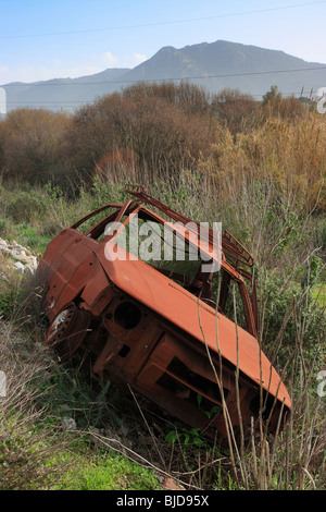 Verbrannt, nach außen und rostige Auto verlassen am Straßenrand, Tirei, Italien Stockfoto