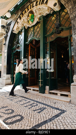 Kellnerin außerhalb der Café A Brasileira Chiado Lissabon Portugal Stockfoto