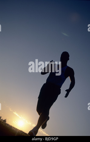 Silhouette eines männlichen Läufers in Aktion Stockfoto