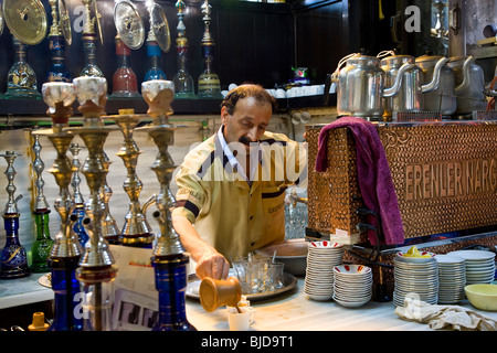 Kaffeezubereitung, türkischen Teehaus, Wasserpfeife oder Wasserleitungen auf Theke, Istanbul, Türkei Stockfoto