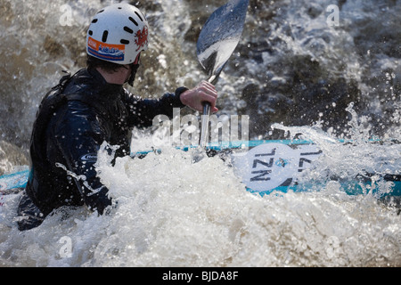 National Whitewater Center, Frongoch, Gwynedd, Nordwales, UK. Kajakfahrer im Wildwasser Kajak fahren am Tryweryn River. Stockfoto